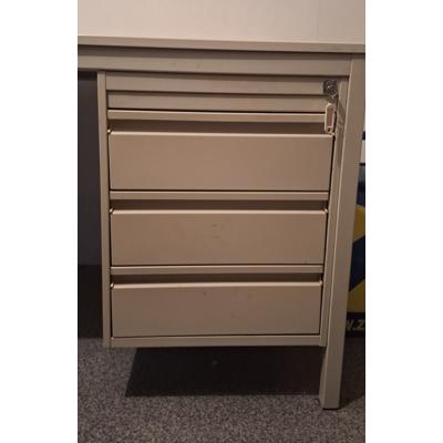 Bureau met een stalen frame en stalen ladekastje. 