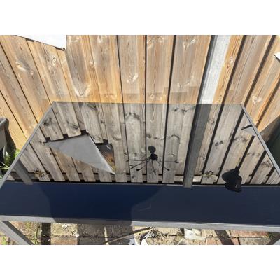 GRATIS Tuinset met glazen tafel en vier inklapbare stoelen