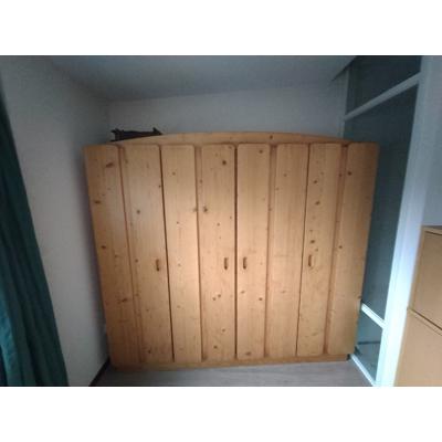 Zwaar grenen kledingkast 