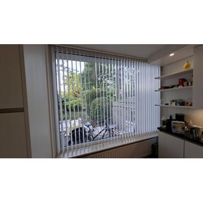 Verticale lamellen kleur wit op rail