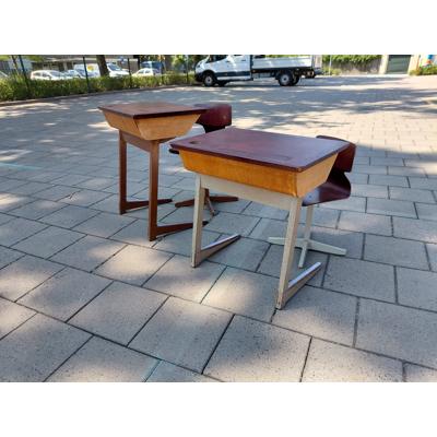 2 schoolbankjes, tafel en stoel
