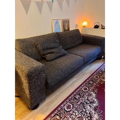 Fijnzittend zwart/grijs bankstel gaat weg wegens verhuizing