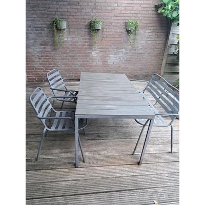 Buitentafel met stoelen 