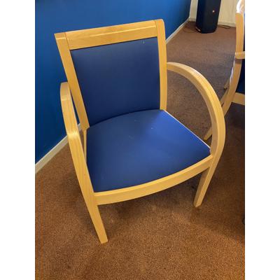 Grote houten tafel met 6 stoelen