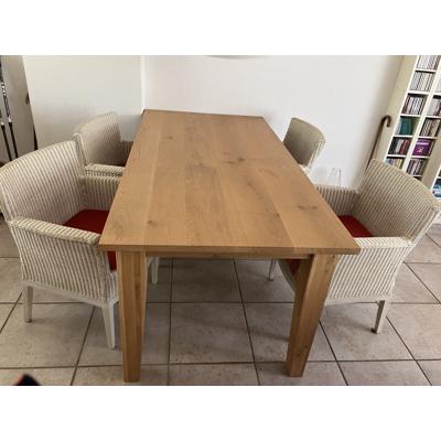 Jean des Bouvrie tafel met vier rieten stoelen