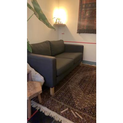 Donker grijze twee zits bank! 