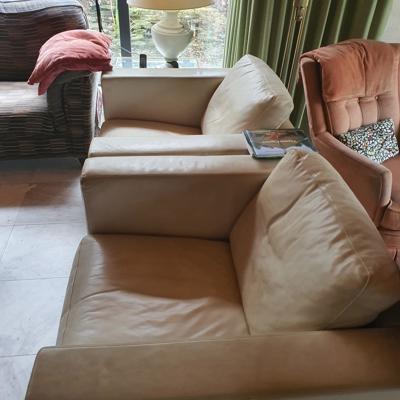 Twee lederen stoelen