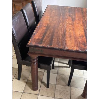 Huiskamertafel met 8 stoelen