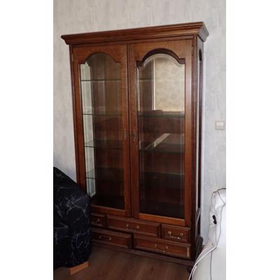 Kast met glazen deuren en planken