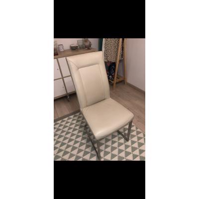 Twee eettafelstoelen 