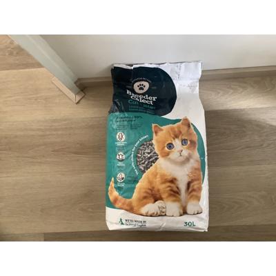 Papieren kattenbak korrels