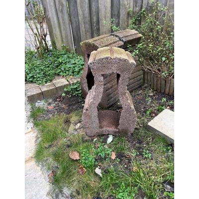 Stenen plantenbakken vis