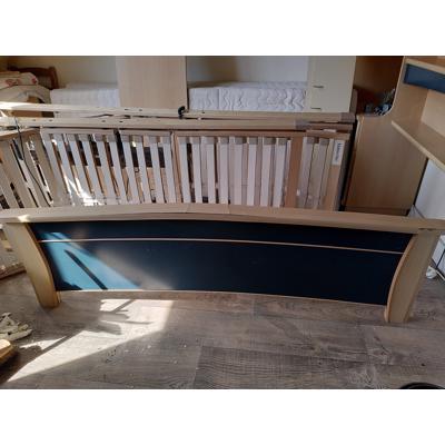 Bed met ombouw en elektrische bedbodems 