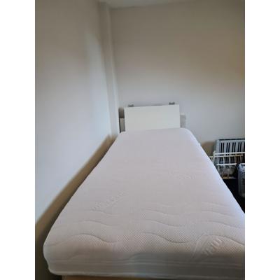 2 eenpersoonsmatrassen 