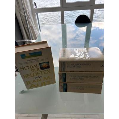 Volledige serie (4 delen) beginnend bij de Stam van de holebeer van Jean M.Auel