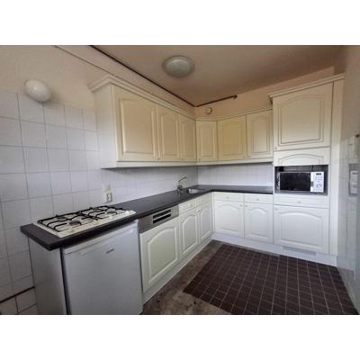 Hoekkeuken crèmekleurige kastjes