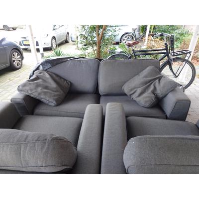 Driezits bank met twee eenpersoons banken