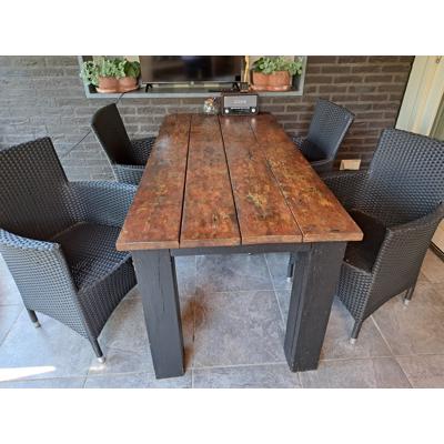 Gratis tuinset (Stevige tafel van steigerplanken + 4 stoelen) Tafel licht beschadigd.