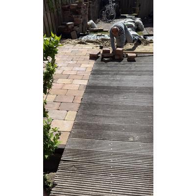 Gebruikte getrommelde tegels voor in de tuin. 2verschillende maten en meerdere zachte kleuren  zoals 