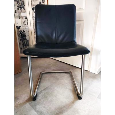 Vier zwart lederen eetkamerstoelen