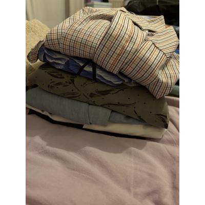 Veel shirts, truien, broeken en blouses 