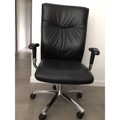 Zwarte bureaustoel, verstelbaar