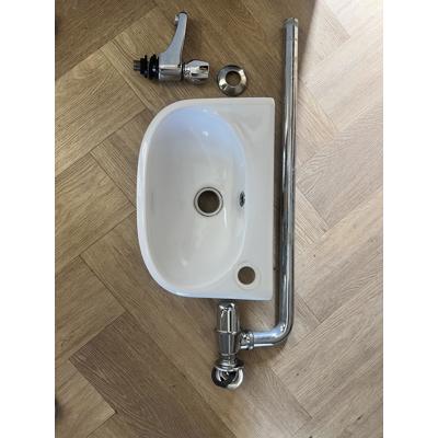 Toilet fontein met kraan en afvoer