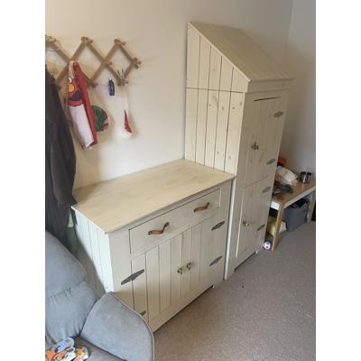 Goede houten kledingkast en commode 