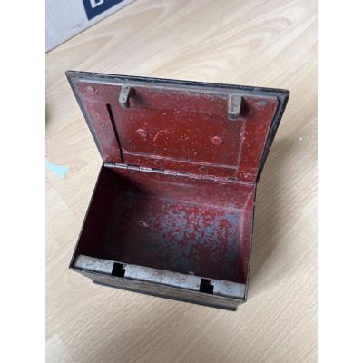 Metalen kistje/ kluisje  de sleutel zit er niet bij. Ik