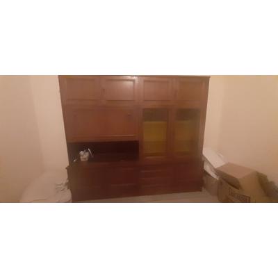 Donker eikenhouten kast moet weg wegens emigratie