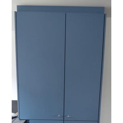 Blauwe kast met deurtjes
