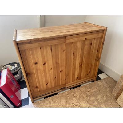Houten kastje met schuifdeurtjes