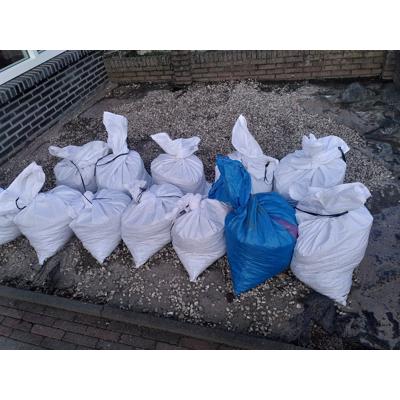 Puinzakken met siergrind