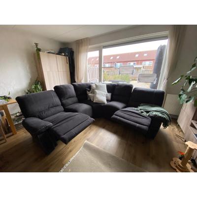 GRIJZE HOEKBANK met 2 uitklapbare relaxdelen bij de buitenste stoelen