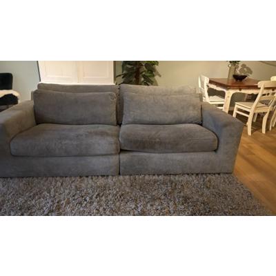 Grijze 3-zitsbank met hocker