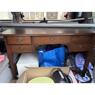 Klassiek houten bureautje met laadjes