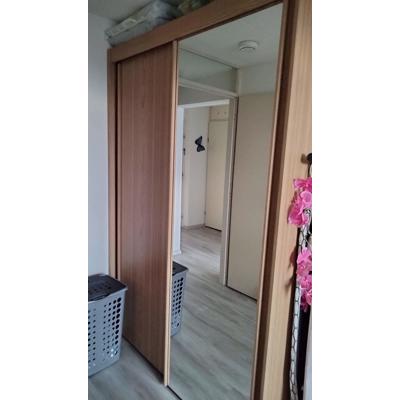 Kast met lig en hang gedeelte. Breed 1.51cm x hoog 2.22 cm x diep 64 cm