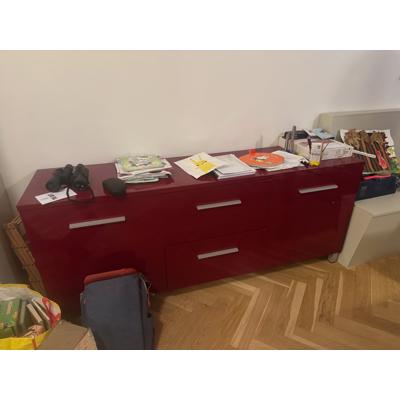 Dressoir in rode glans lak voor in de huiskamer