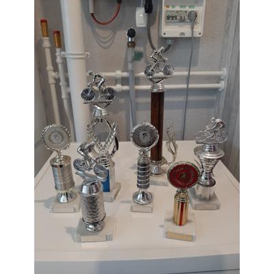 Verhuis doos met sportprijzen van fietsen