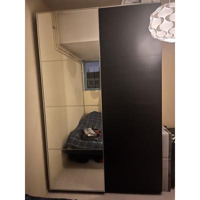 Grote gardarobekast met spiegel