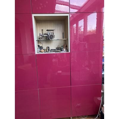 15 rode kastdeurtjes 