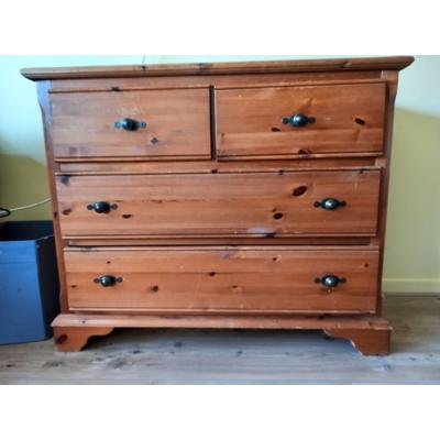 Mooi grenen ladekastje