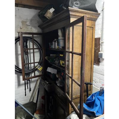 Houten voorraadkast met glazen deuren