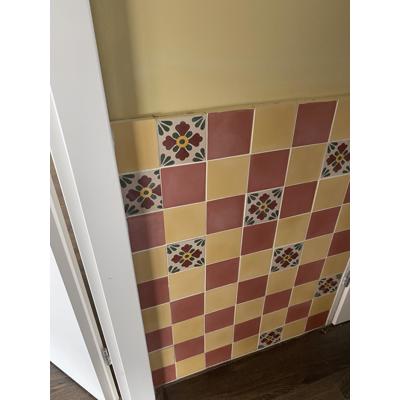 Ongeveer 5m2 Spaanse wandtegels zo te zien makkelijk aftehalen