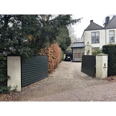 Te koop: Een houten tuinhek (poort) bestaande uit twee delen.