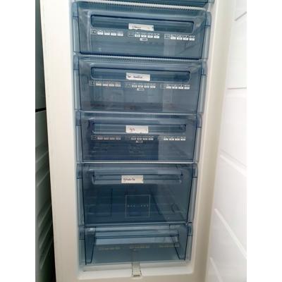Grote vriezer met lades