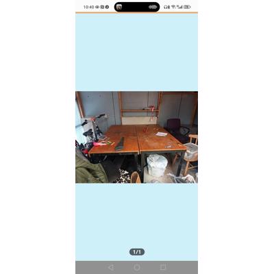 Twee industriële werktafels