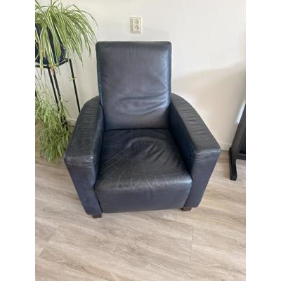 Donkerblauwe leren fauteuil 
