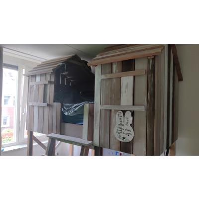 Huisjesbed, bureaus Ikea en kleed. 