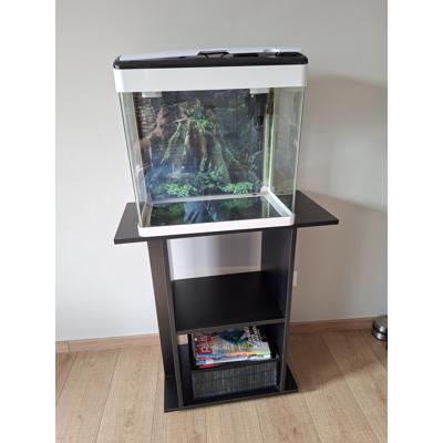 Aquarium met tafel en pomp